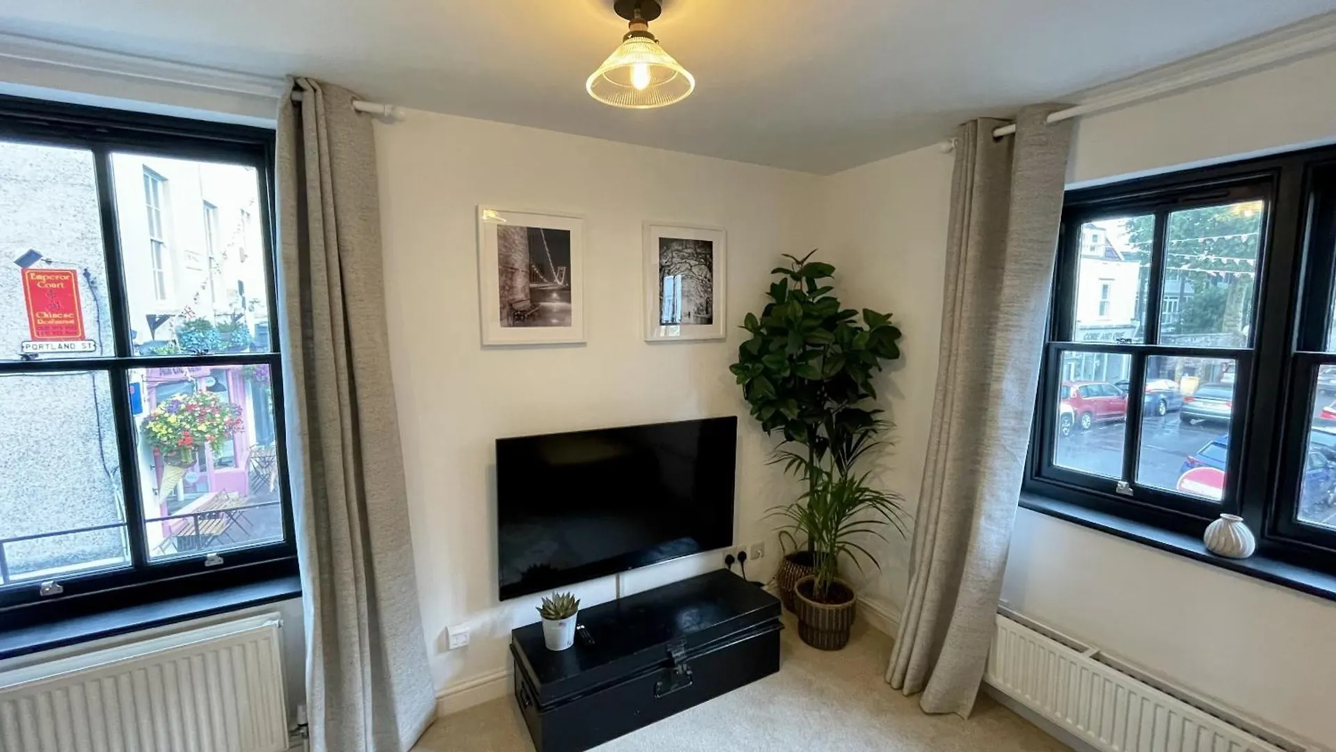Cosy Oasis In The Heart Of Clifton Village Bristol 0*,  United Kingdom