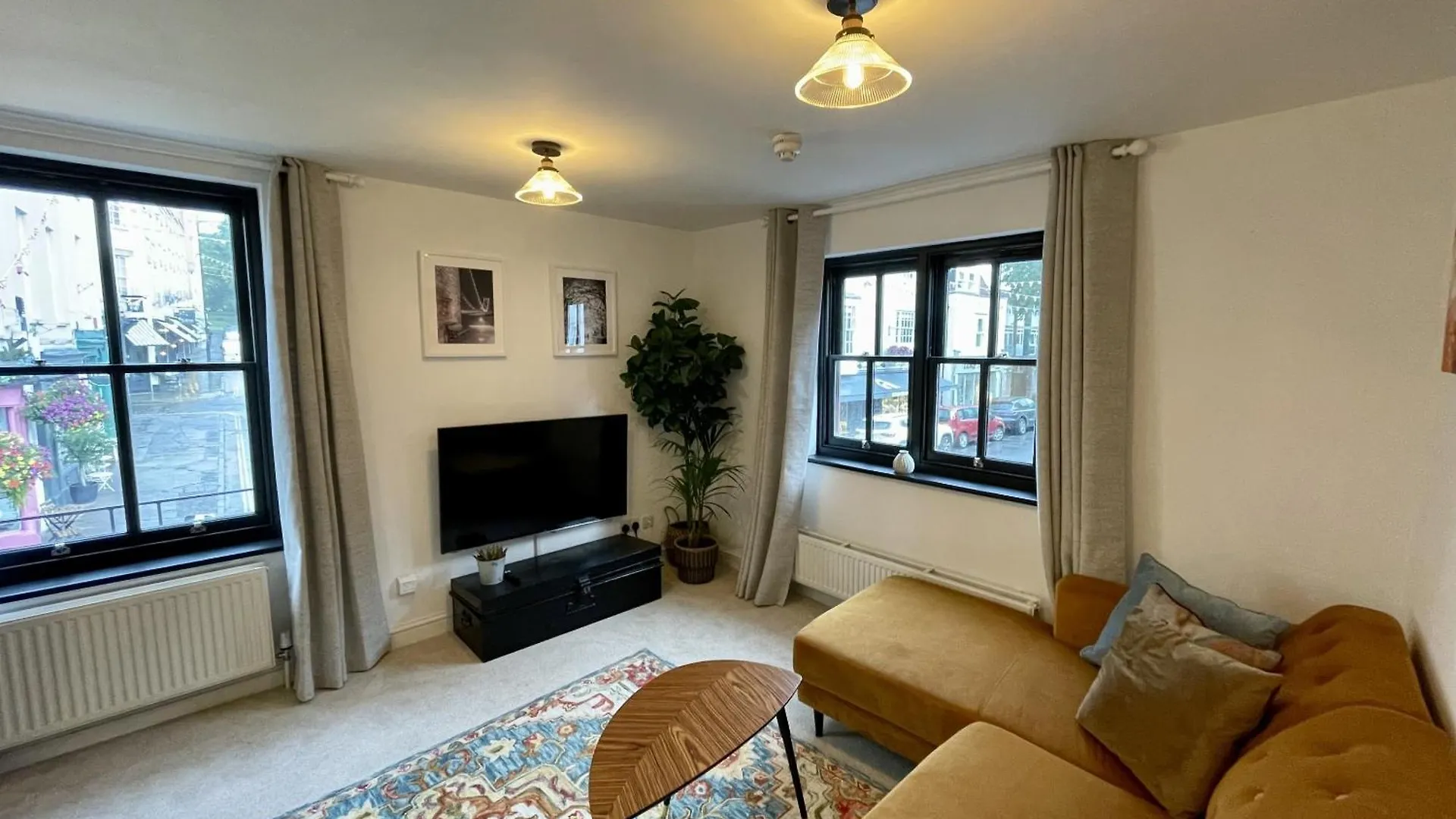 Cosy Oasis In The Heart Of Clifton Village Bristol