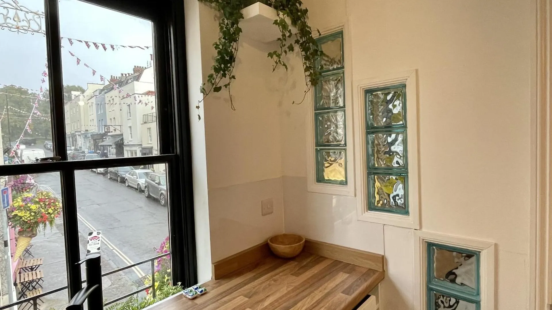 Cosy Oasis In The Heart Of Clifton Village Bristol United Kingdom