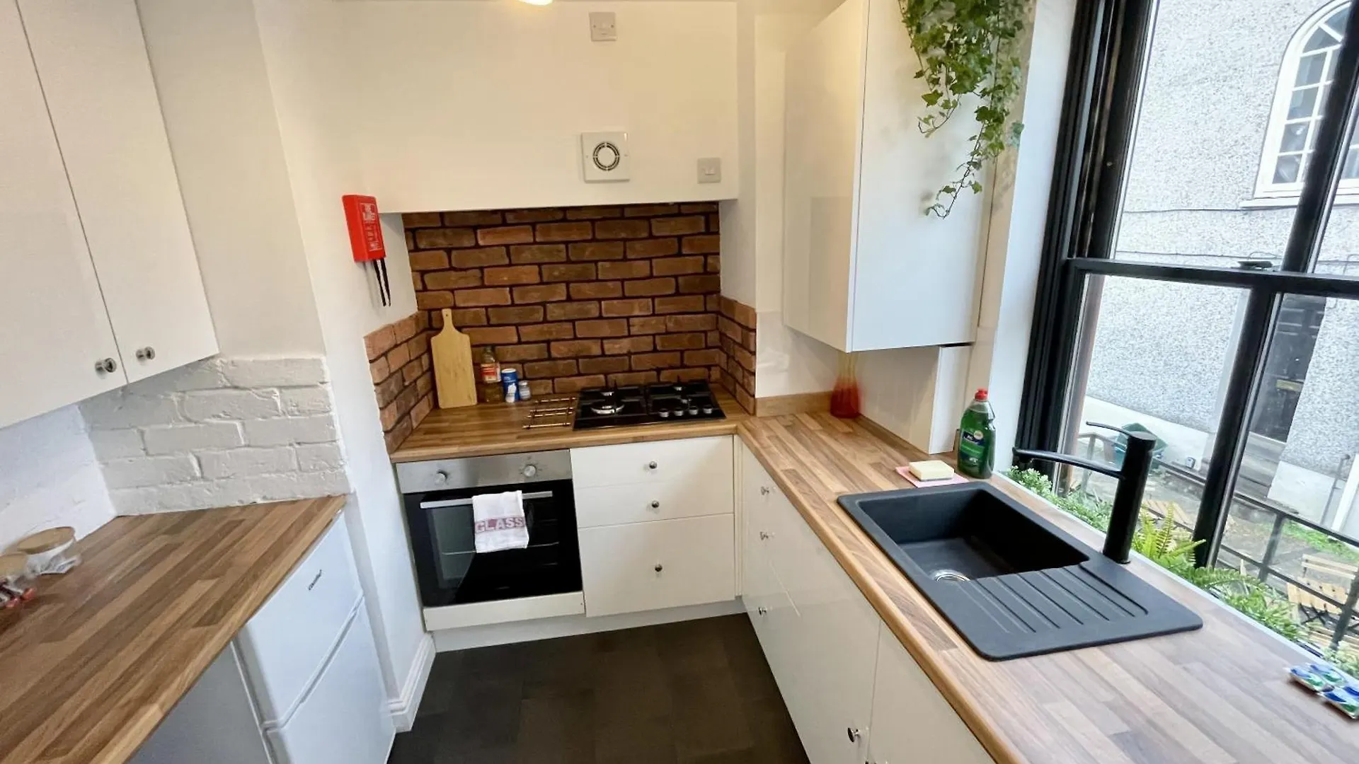 Cosy Oasis In The Heart Of Clifton Village Bristol 0*,